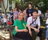 亚洲色一区美国老头: 华裔青年与老人的友谊故事